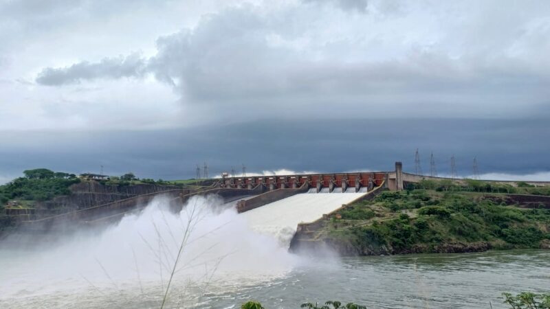 Itaipu abrió las compuertas y comenzó a subir nuevamente el río Iguazú