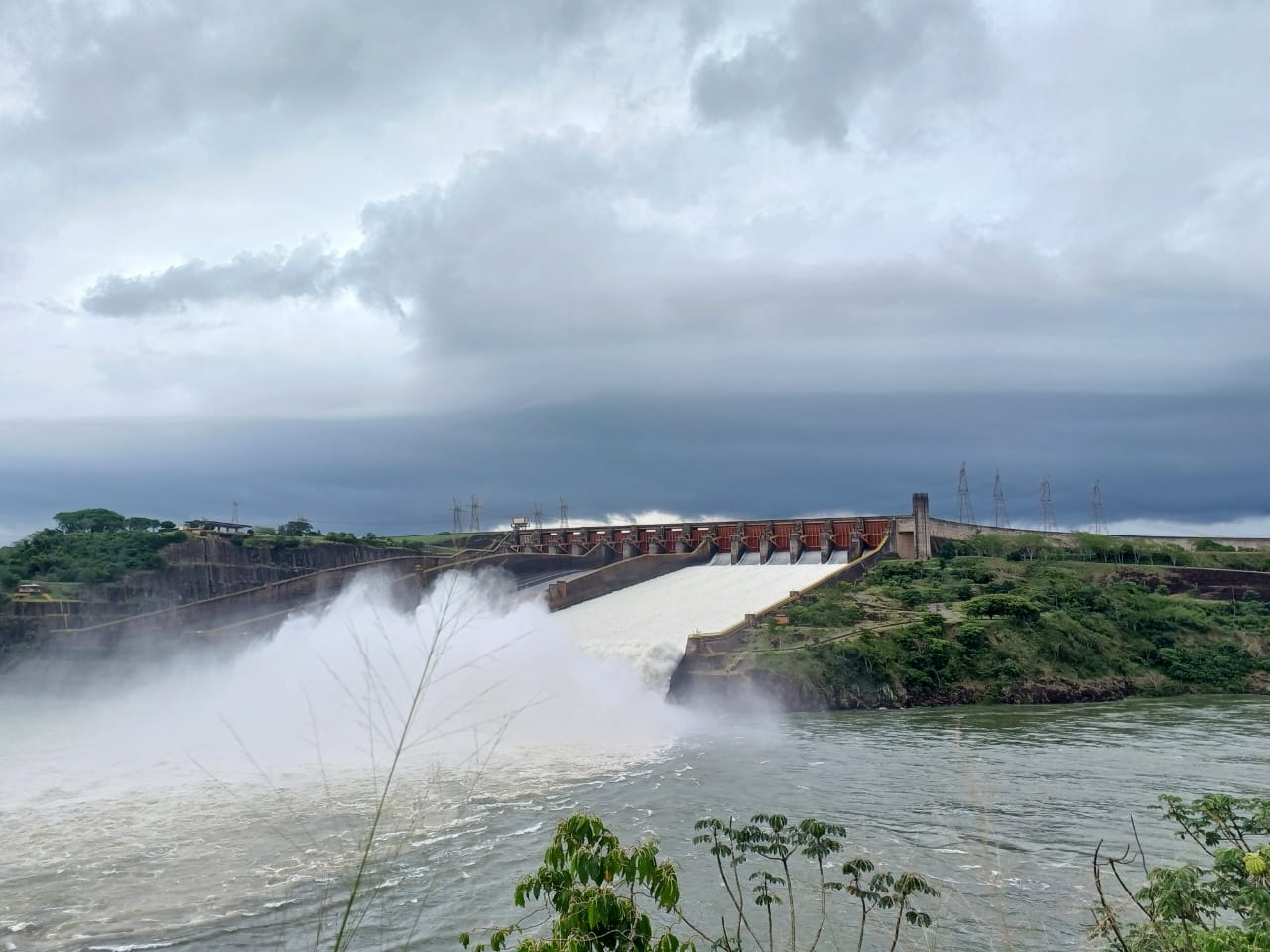 Itaipu abrió las compuertas y comenzó a subir nuevamente el río Iguazú