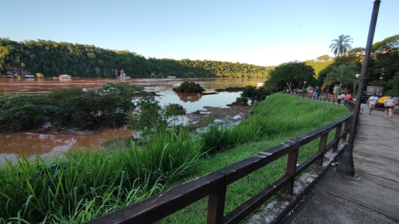 El rio Iguazú inferior se mantiene en casi tres veces la altura normal