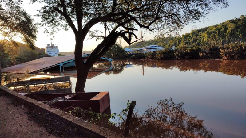 El rio Iguazú inferior bajó solamente 30 centímetros y el puerto continuará cerrado
