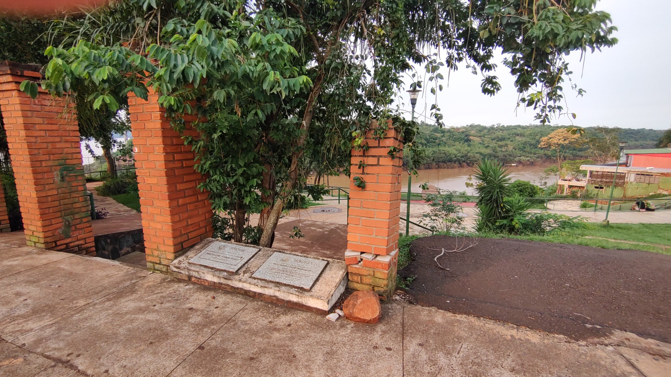 falta de mantenimiento en la costanera de Iguazú pone en riesgo a turistas y moradores