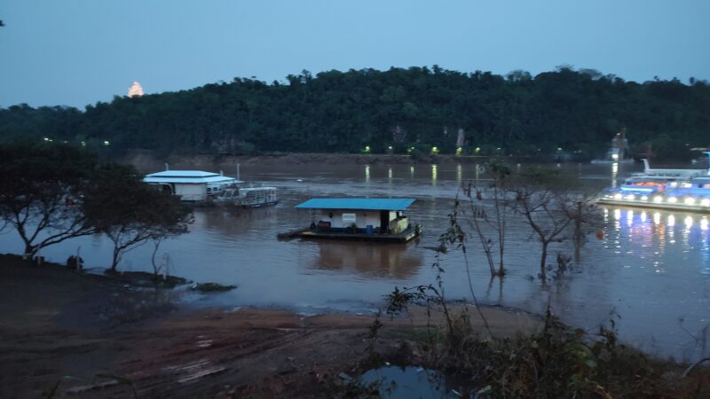 El rio Iguazú volvió a subir y el servicio de balsa continúa suspendido