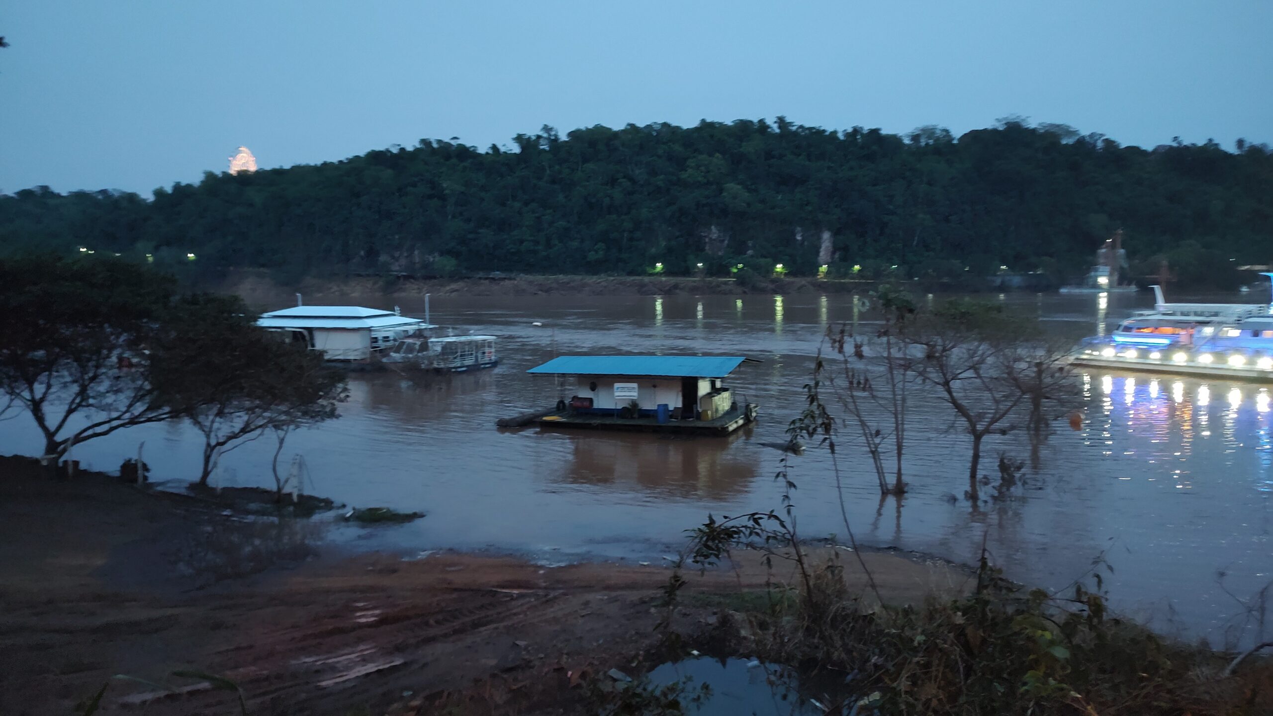 El rio Iguazú volvió a subir y el servicio de balsa continúa suspendido