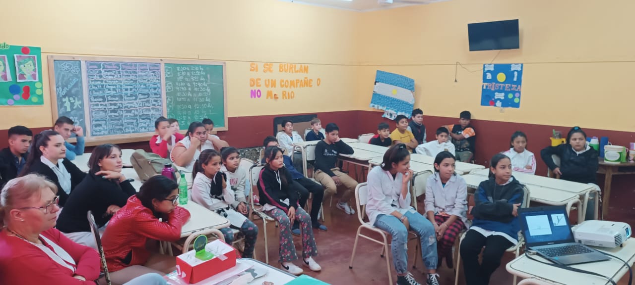 Charlas sobre prevención de adicciones en escuelas de Apóstoles