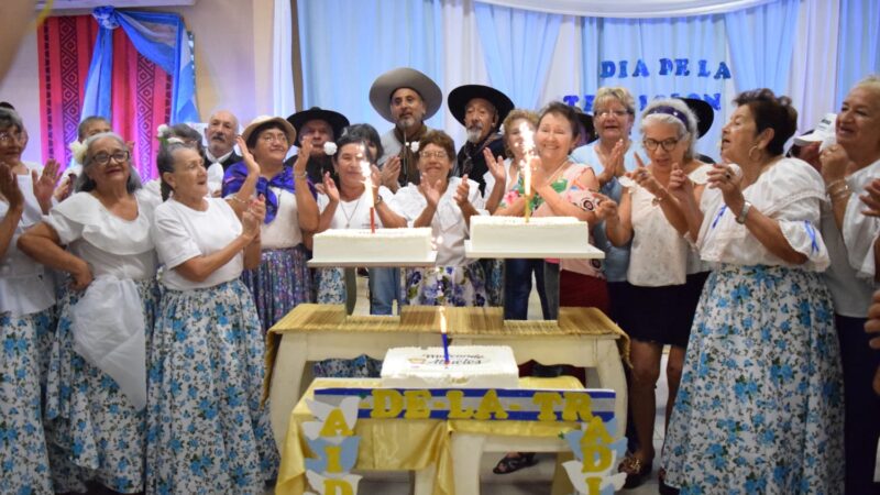 Con sus danzas, los abuelos se lucieron en el Mateando