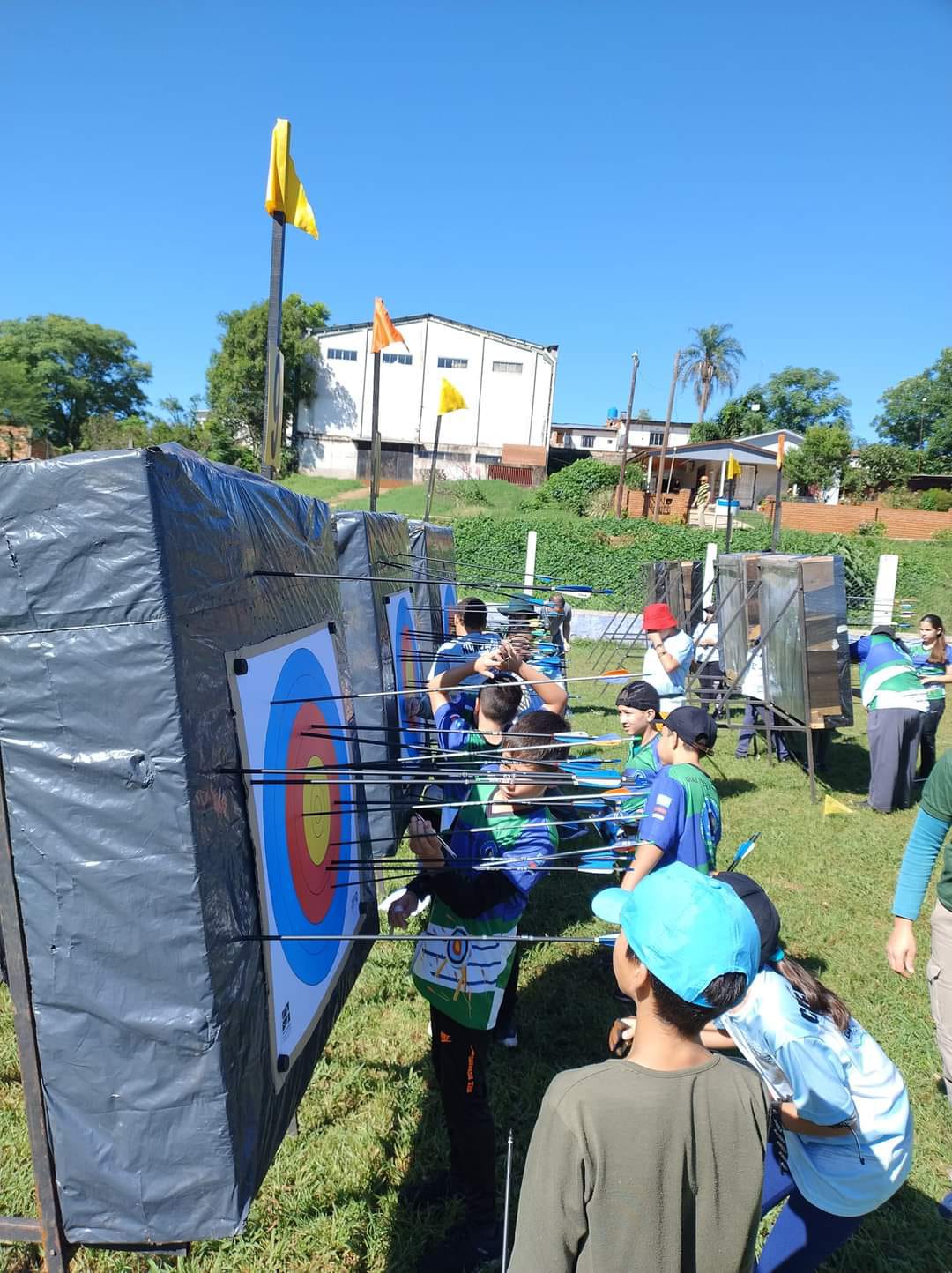 Niños demostraron sus habilidades en tiro con arco en San Antonio