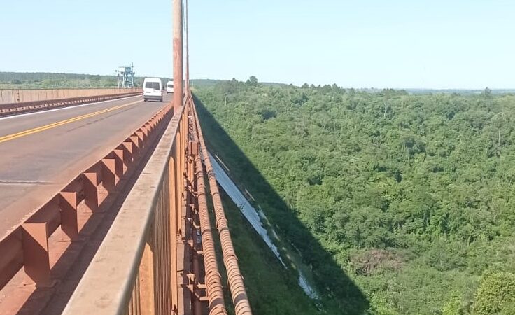 La represa Urugua-í superó la cota máxima y las aguas caen por el vertedero