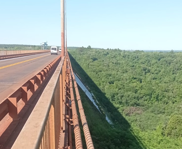 La represa Urugua-í superó la cota máxima y las aguas caen por el vertedero