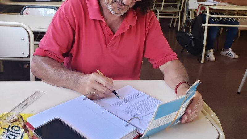 Dejó el colegio por casi 40 años, regreso y se egresa en 20 días