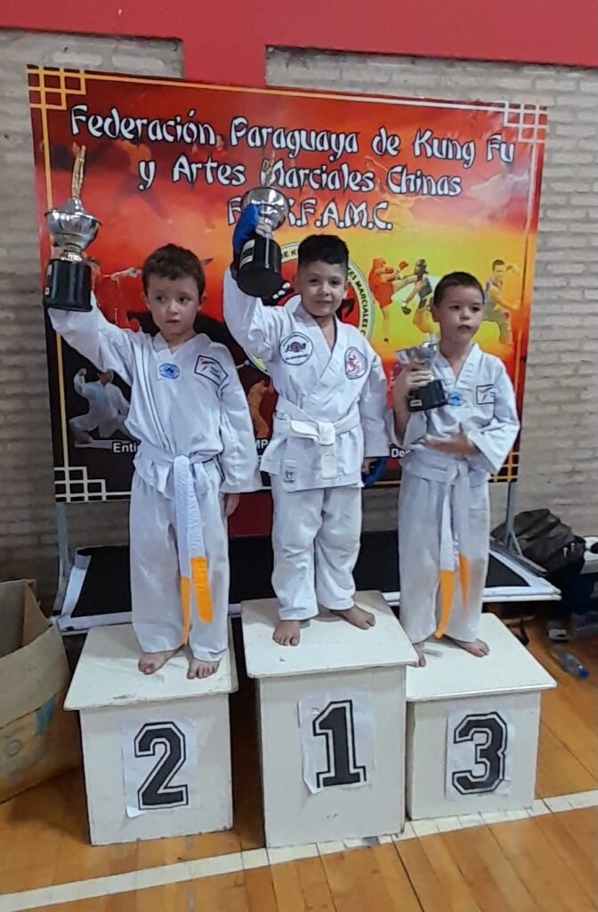 Karatecas Iguazuenses se lucieron en Asunción