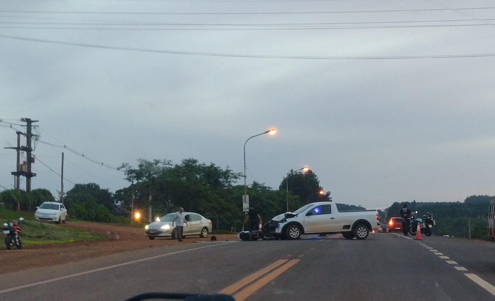 Colisión entre una pick-up y una motocicleta dejó a dos personas heridas, uno de gravedad