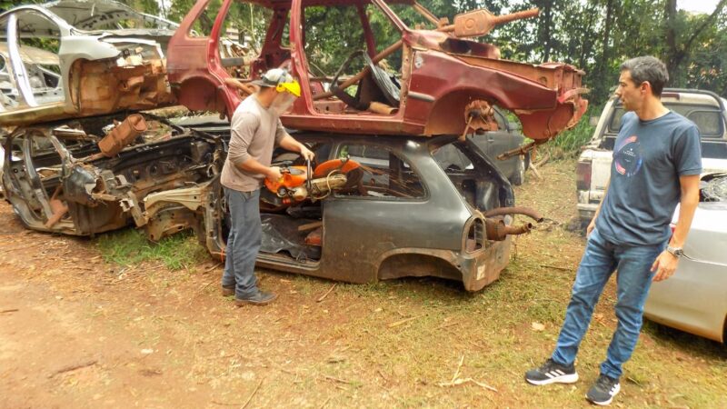 Vehículos y chatarras alojados en la URV de Iguazú son compactados