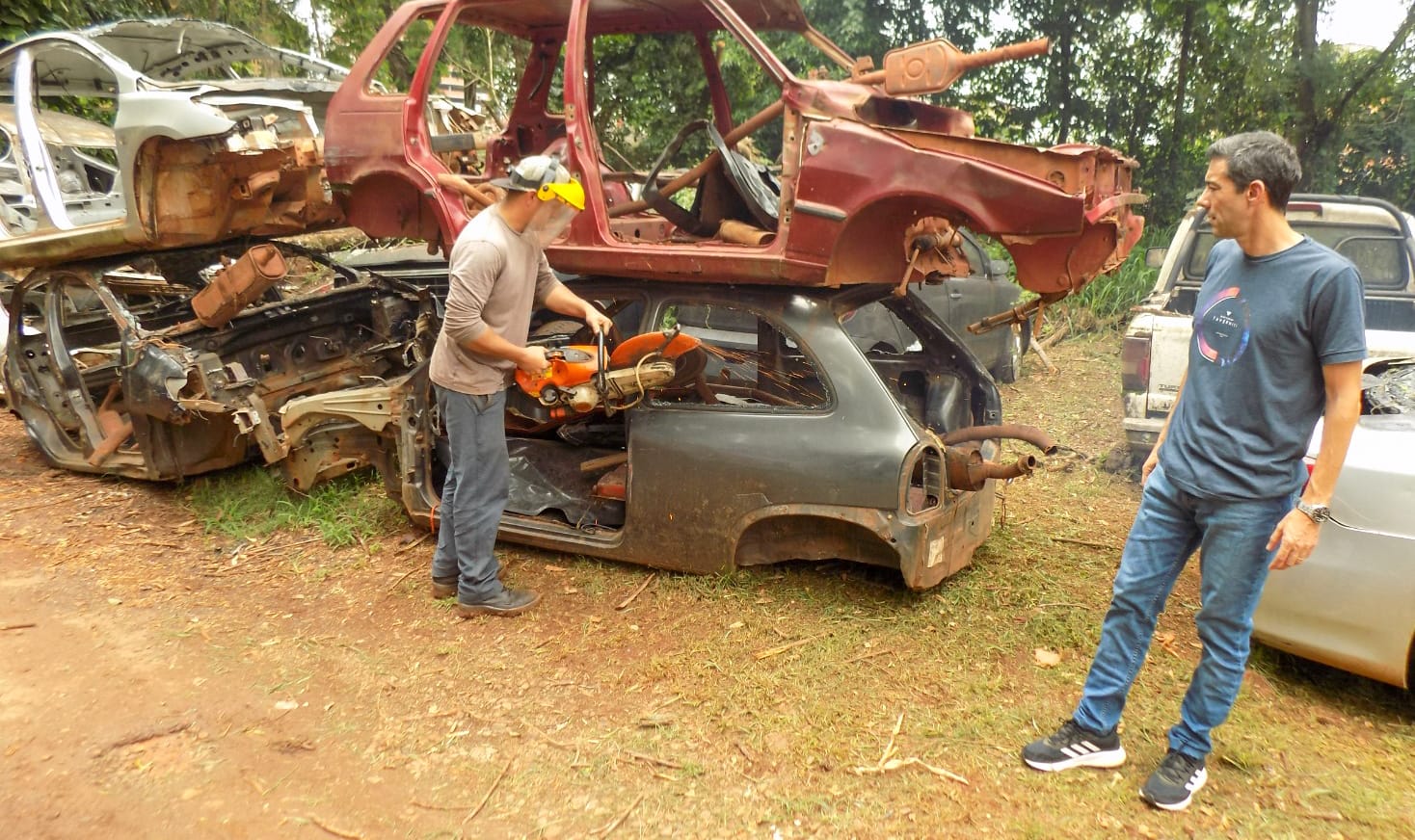 Vehículos y chatarras alojados en la URV de Iguazú son compactados