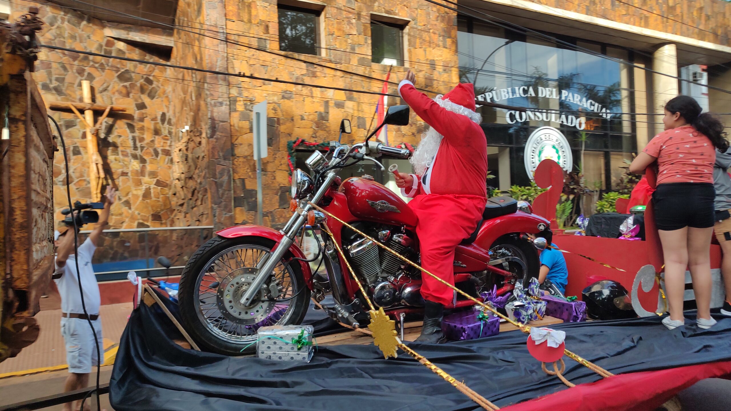 MotoPapanoleada: Más de 3.000 personas recibieron a Papá Noel en el anfiteatro Ramón Ayala