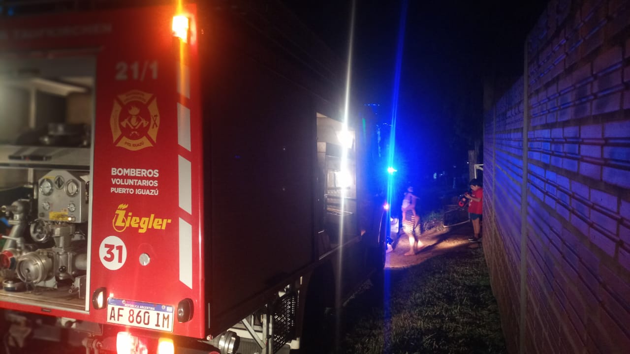 Iguazú: Vecinos reúnen donaciones para una joven familia que se quedó en la calle por un incendio