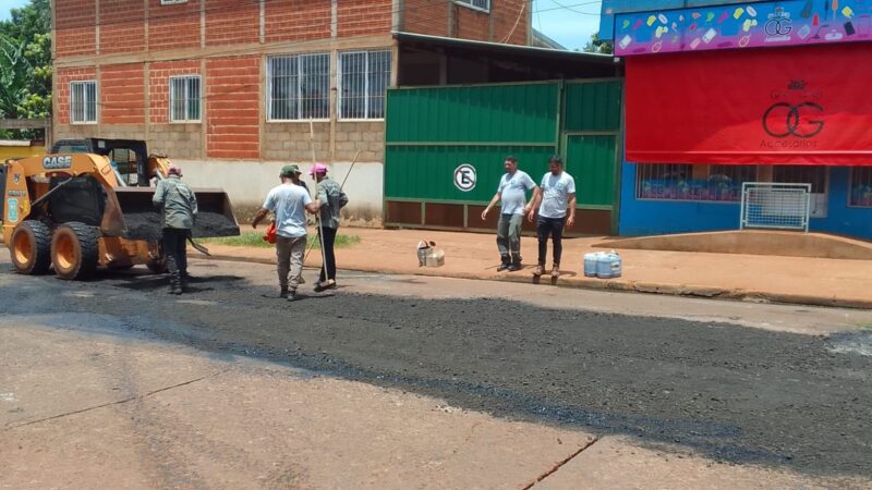 Iguazú: Con asfalto reciclado realizaron trabajos de bacheo de la avenida Néstor Kirchner