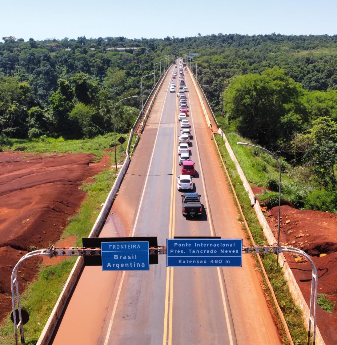 Intensa fila para ingresar a Puerto Iguazú por el puente Tancredo Neves