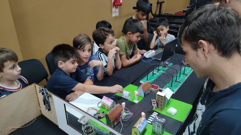 Con cupo completo, arranca la colonia de vacaciones del Espacio Maker