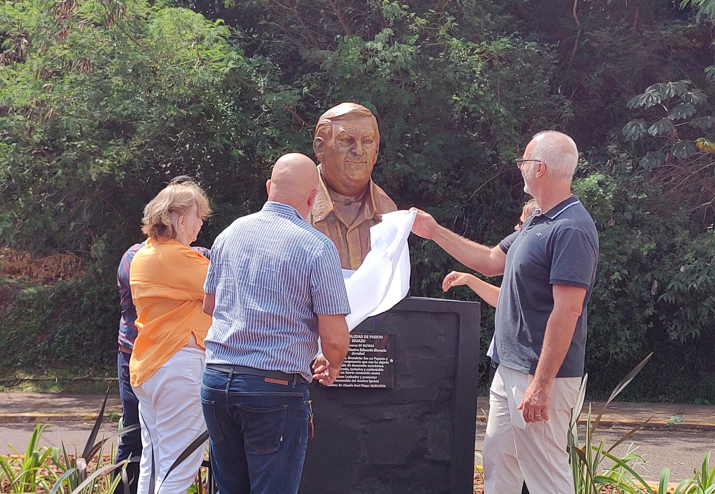 Homenaje: La imagen de Eduardo Arrabal volvió a mirar al rio