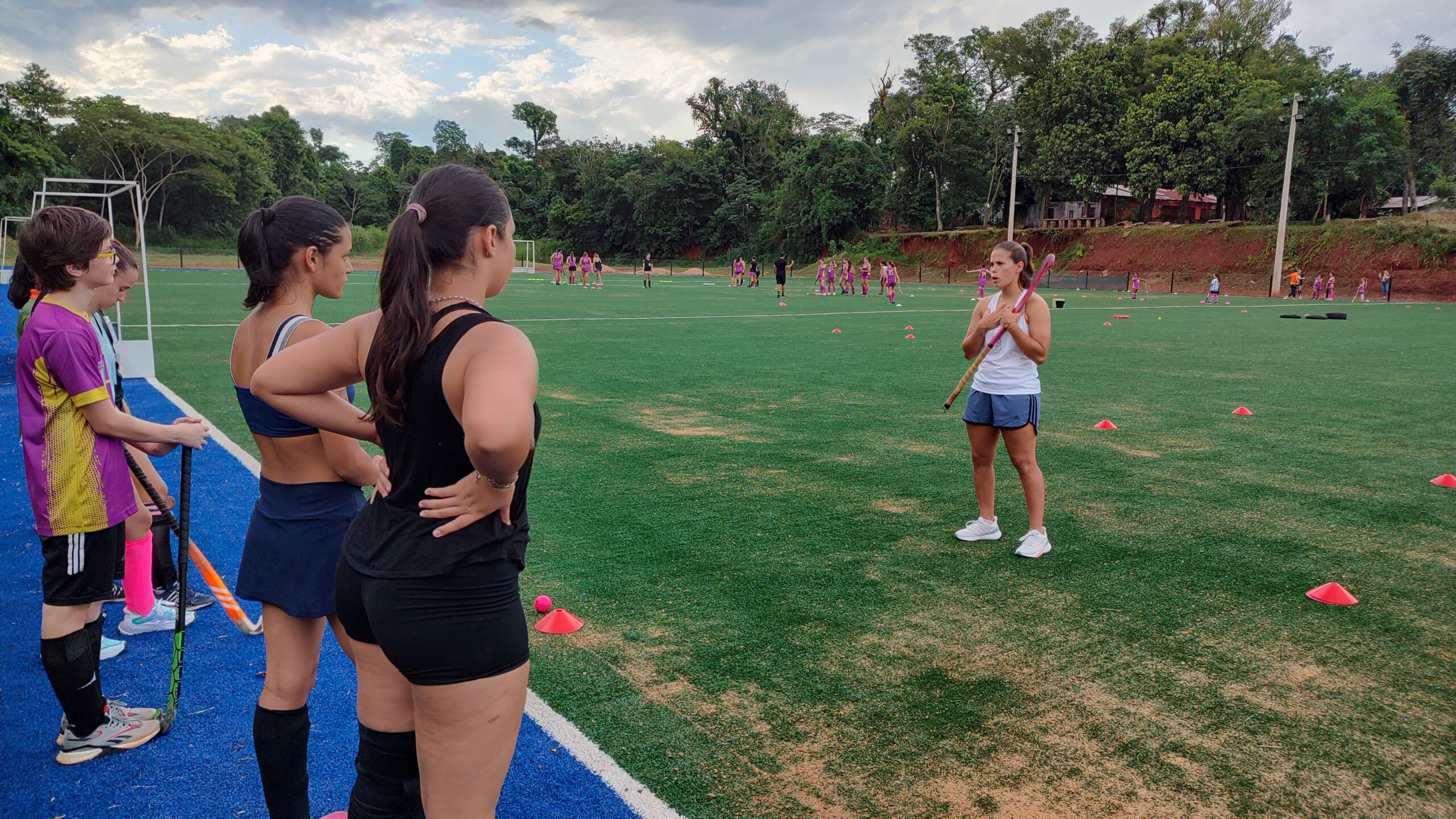 Lucina Von Der Heyde brindó una clínica de hockey en Puerto Iguazú