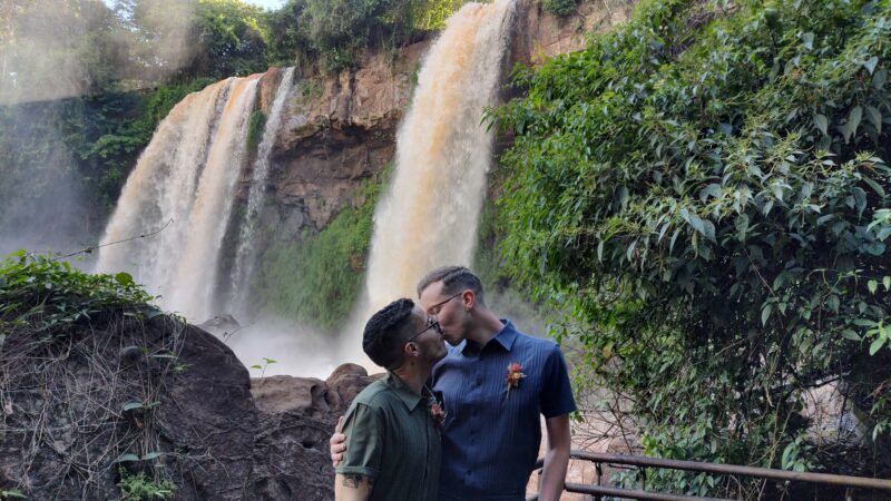 Benjamín y Manuel sellaron su amor con las cataratas de testigo