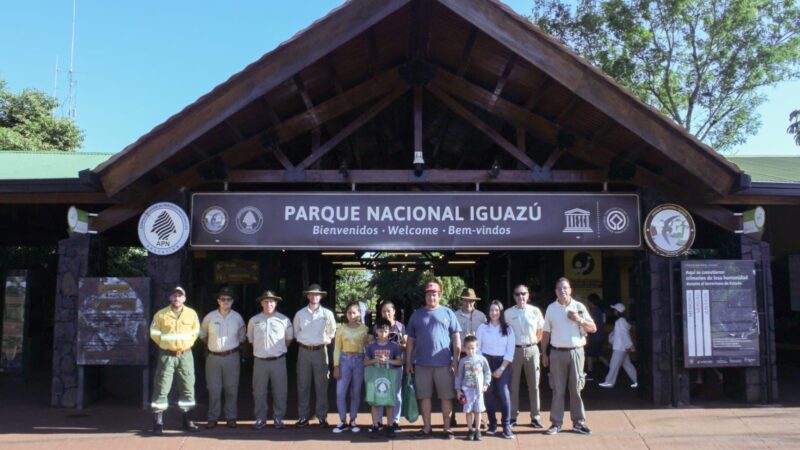 Una familia de Paraje Cabure-í Andresito que no conocían cataratas son los primeros turistas del año