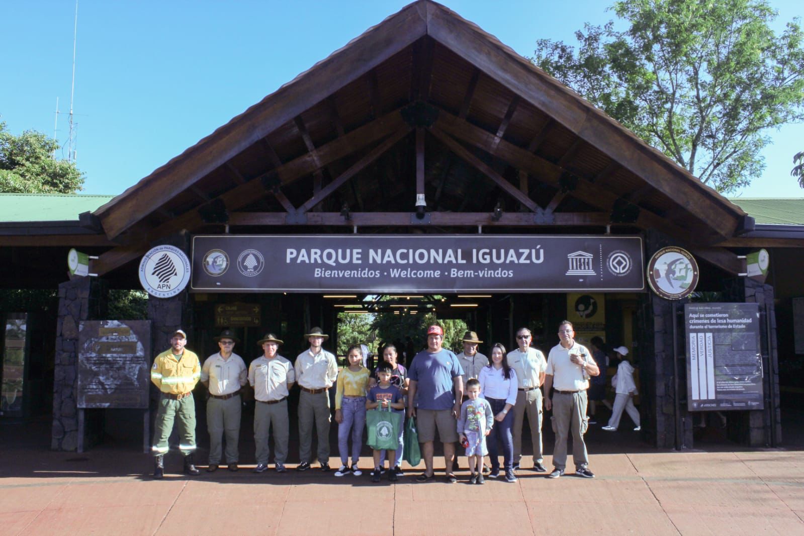 Una familia de Paraje Cabure-í Andresito que no conocían cataratas son los primeros turistas del año