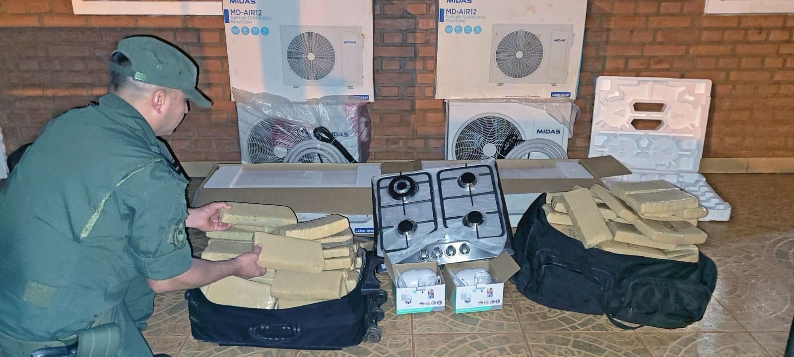 Detuvieron a una pareja que transportaba casi 100 kilos de marihuana y mercadería de contrabando