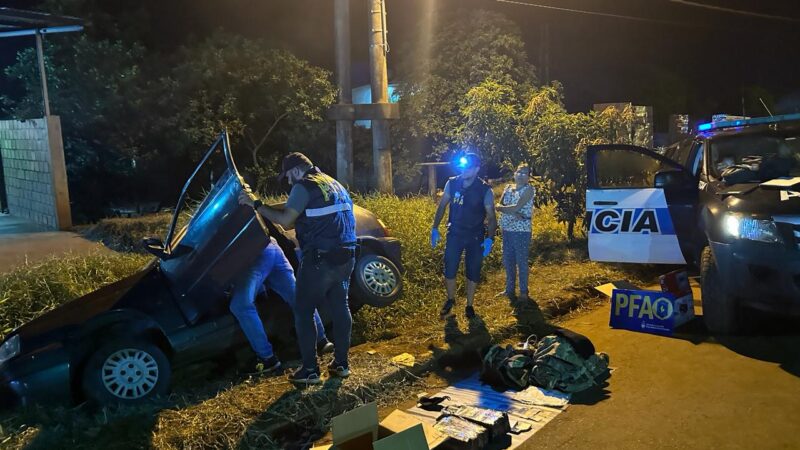 Intentó escapar, volcó y se dio a la fuga pie dejando más 10 kilos de marihuana en el auto