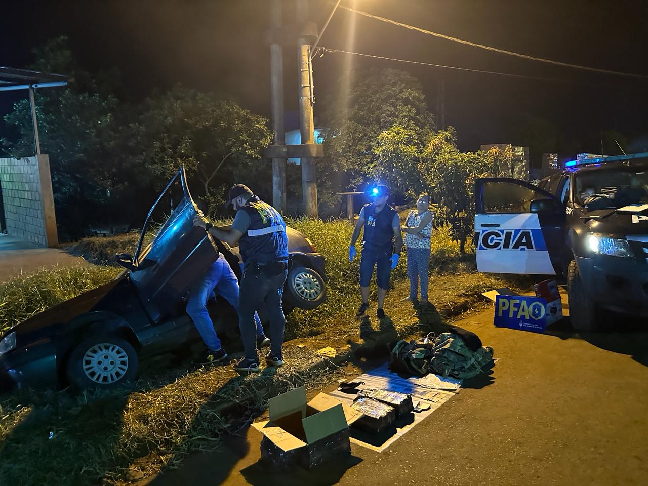 Intentó escapar, volcó y se dio a la fuga pie dejando más 10 kilos de marihuana en el auto