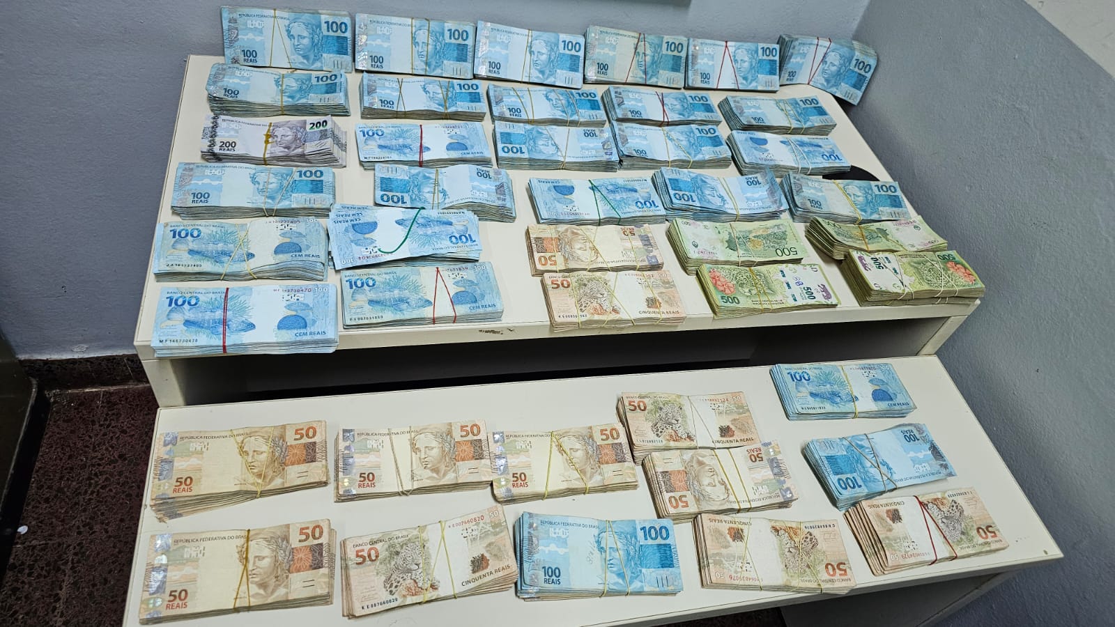 Tráfico de divisas: intentó ingresar a Iguazú con dinero escondido en el capot