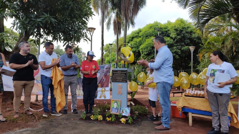 Para concientizar sobre el cáncer infanto juvenil, descubrieron un lazo dorado en la plaza San Martin