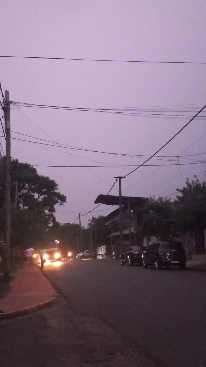 Fuertes ráfagas de viento provocaron caídas de arboles y voladuras de techos en Iguazú