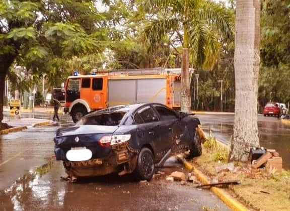 Ebrio y a gran velocidad colisionó 5 autos estacionados en pleno centro de Iguazú
