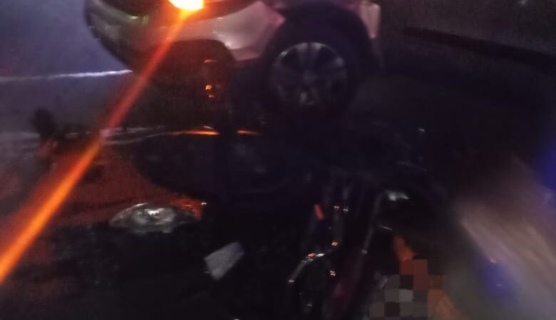 Menores que aparentemente escapaban pasaron un semáforo en rojo y colisionaron con un automóvil