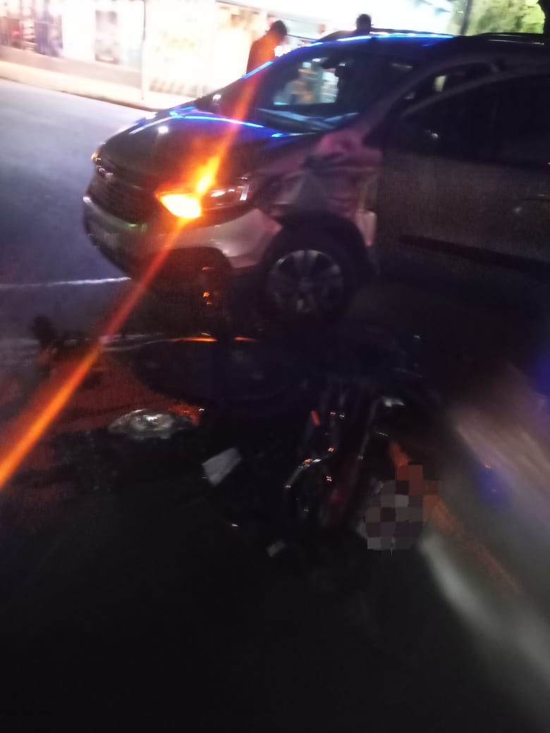 Menores que aparentemente escapaban pasaron un semáforo en rojo y colisionaron con un automóvil