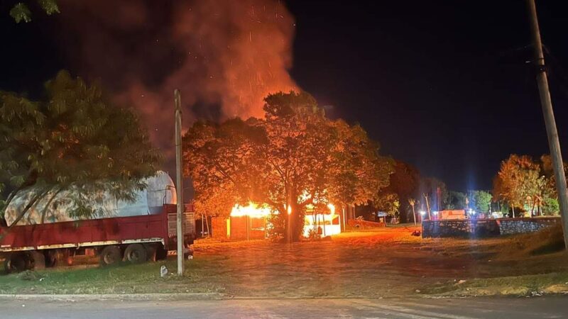 Puesto de venta de comidas en la plaza de los niños fue consumido por las llamas