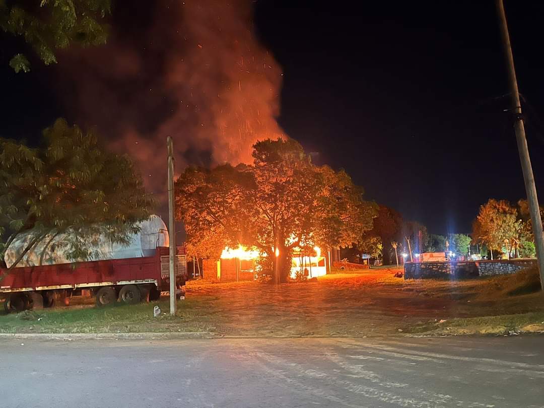 Puesto de venta de comidas en la plaza de los niños fue consumido por las llamas