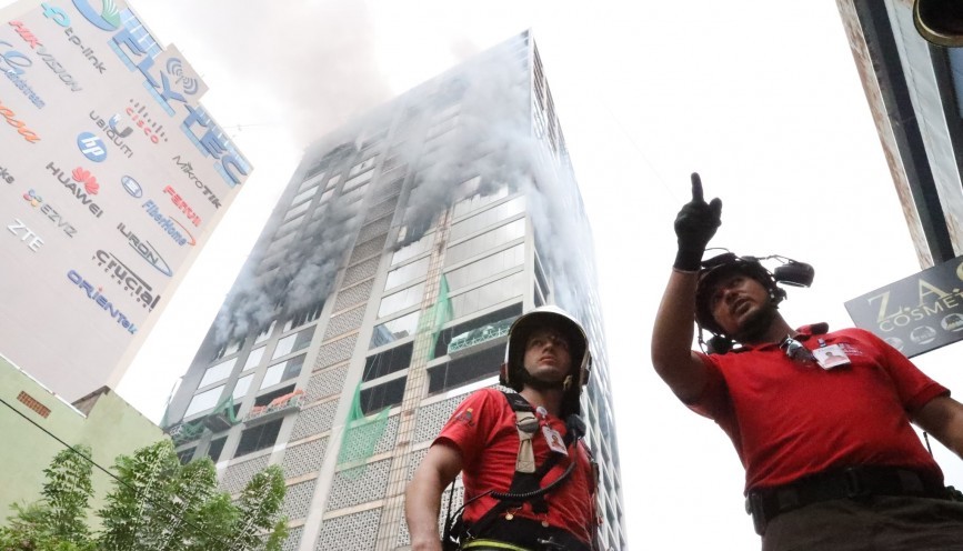 Tras 4 días lograron extinguir las llamas del edificio en Ciudad del este