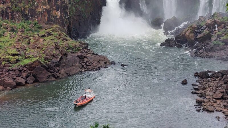 Por el bajo caudal del rio Iguazú suspenden los paseos náuticos en cataratas