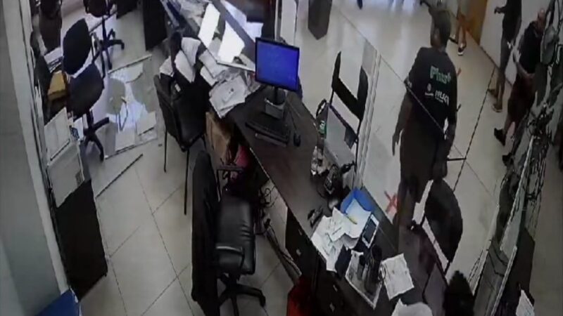 Tras una serie de reclamos le volvieron a negar una conexión legal y rompió las oficinas de Energía de Misiones