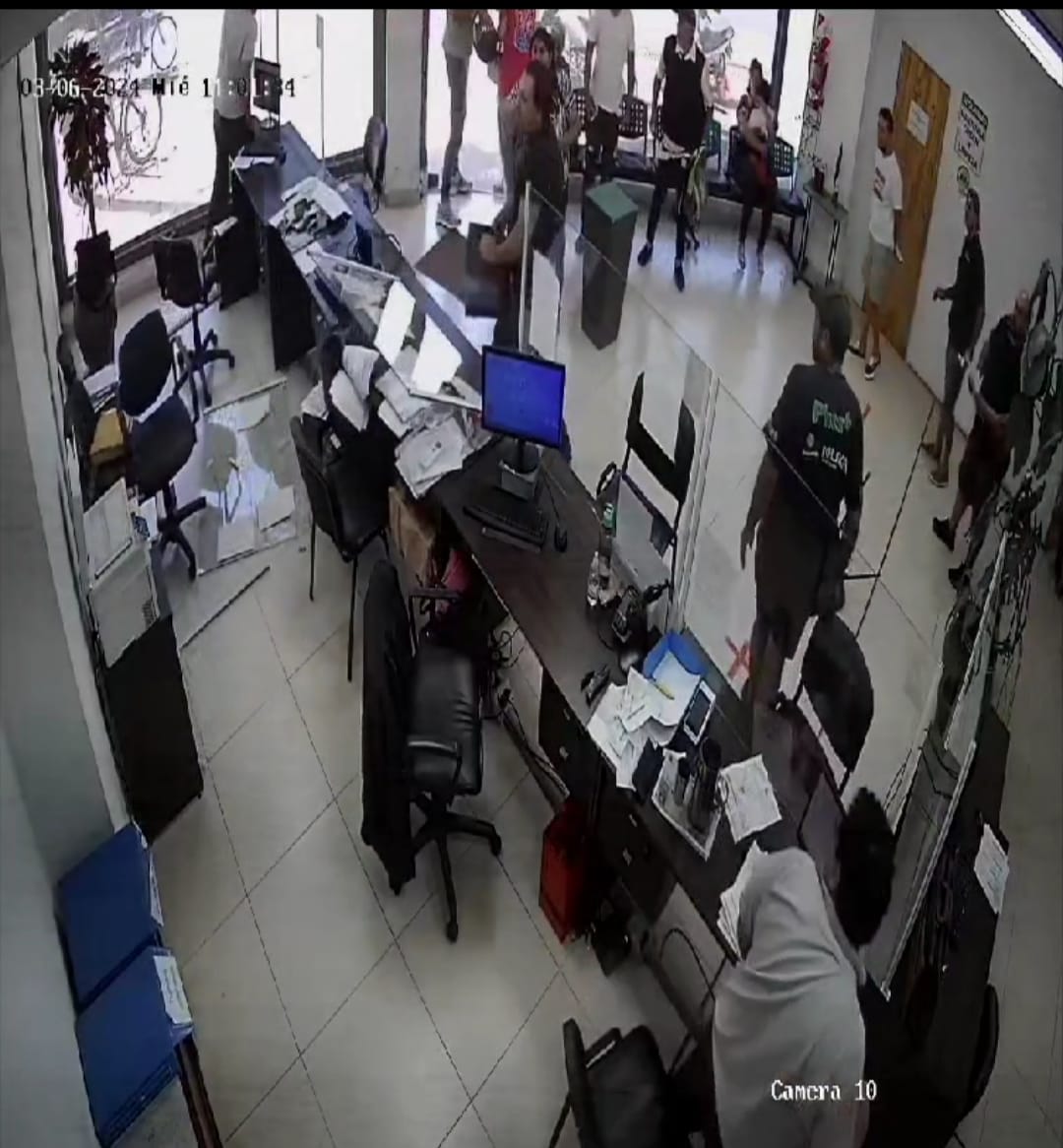 Tras una serie de reclamos le volvieron a negar una conexión legal y rompió las oficinas de Energía de Misiones