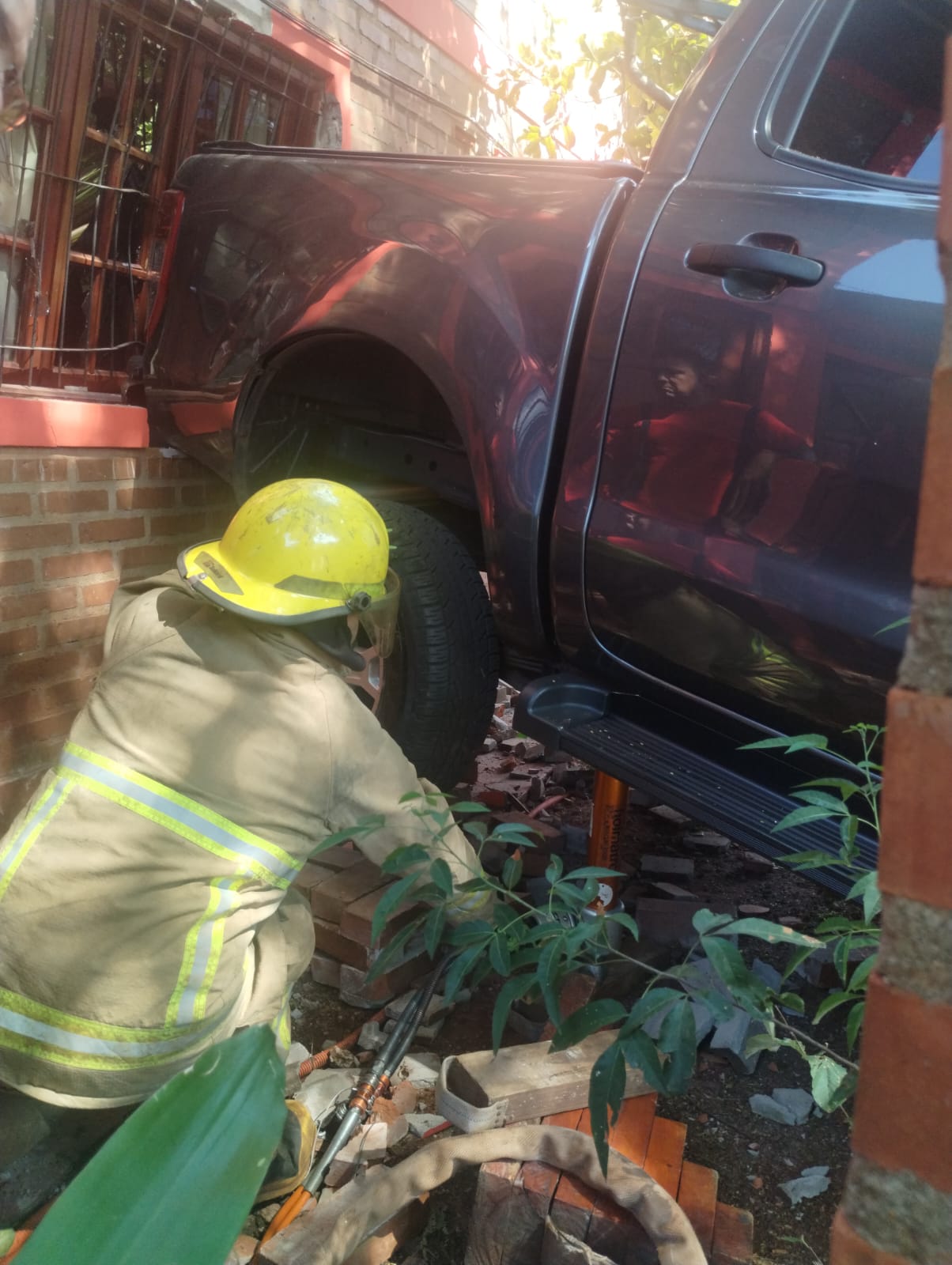 Camioneta sin conductor colisionó contra un complejo turístico