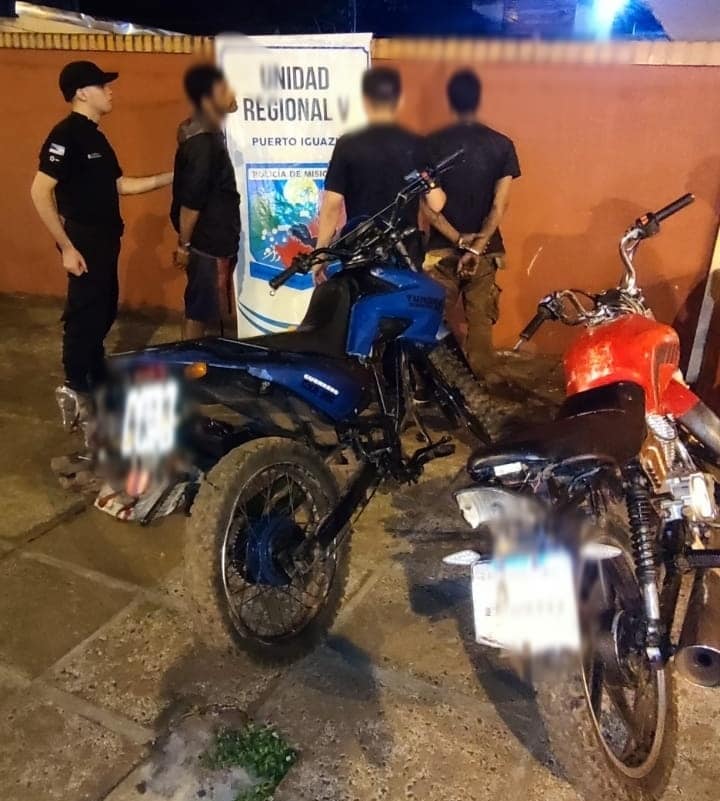 Fueron sorprendidos intentando desarmar una motocicleta robada en Ruiz de Montoya y fueron detenidos
