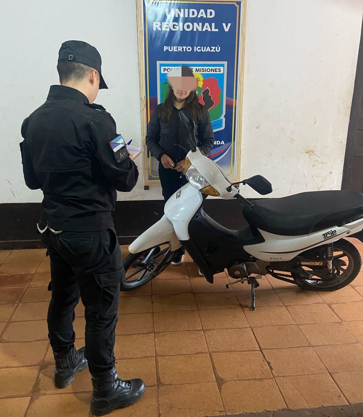 Fue a denunciar el robo de su motocicleta pero ya estaba en la sede policial
