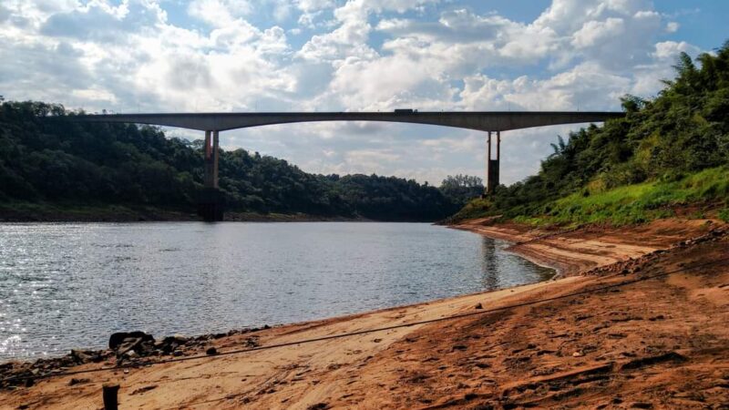 Pese a la bajante del rio Iguazú el servicio de balsas está habilitado
