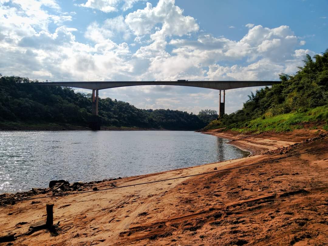 Pese a la bajante del rio Iguazú el servicio de balsas está habilitado