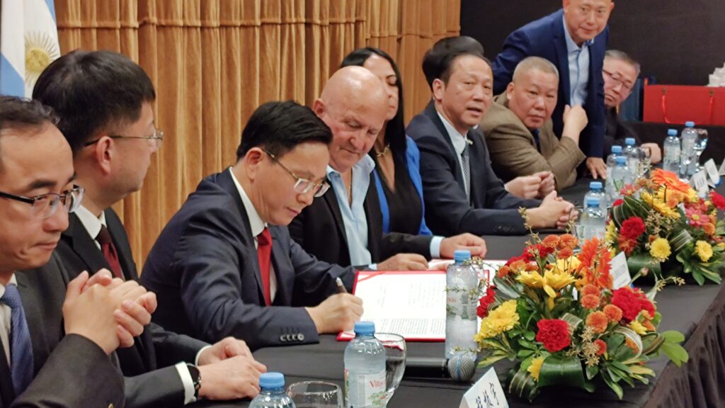 En Iguazú se firmó un acta de intención de cooperación con representantes de la ciudad de Putian, China