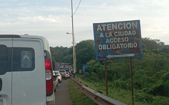 Más de dos horas de fila para salir del país por el puente Tancredo Neves