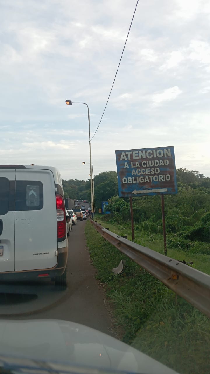 Más de dos horas de fila para salir del país por el puente Tancredo Neves